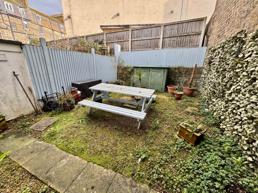 Lot: 24 - HAIRDRESSING SALON AND BEAUTY PARLOUR CLOSE TO ST JAMES RETAIL AND LEISURE PARK - Rear garden